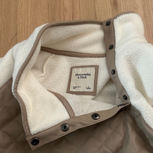 NWT Abercrombie & Fitch - Cream and Tan Quilted Asymmetrical Button Pullover - L - Picture 6 of 9